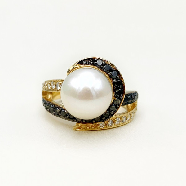 Золотое кольцо с белыми бриллиантами и цирконом