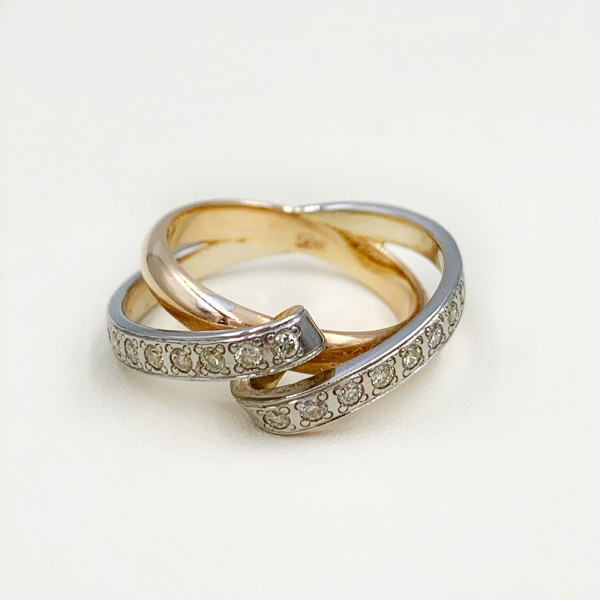 Золотое кольцо в красном с белым цвете с коричневыми бриллиантами