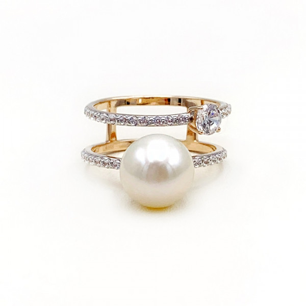 Золотое кольцо в красном с белым цвете с жемчугом и цирконом