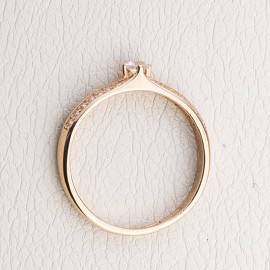Кольцо из золота красного цвета с цирконом