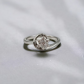 Золотое кольцо белого цвета с белыми бриллиантами 01-200068445