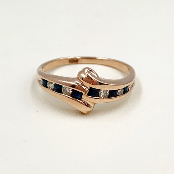Золотое кольцо с синими корундами и коричневыми бриллиантами