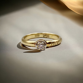 Кольцо из желтого золота с белым бриллиантом 01-200068461