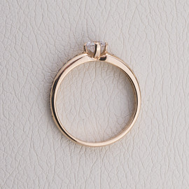 Золотое кольцо в красном цвете с белым цирконом