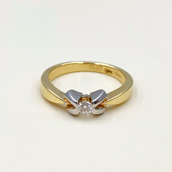 Золотое кольцо желтого с белым цвета с белым бриллиантом