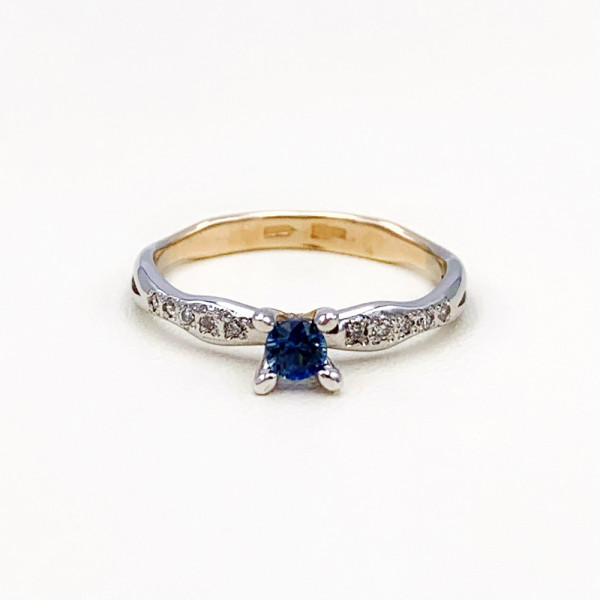 Золотое кольцо с синим корундом и желтыми бриллиантами