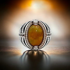 Золотое кольцо белого цвета с радужного опалом и белыми и желтыми бриллиантами 01-200023785