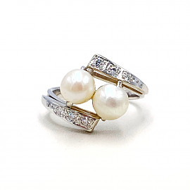 Золотое кольцо белого цвета с белыми бриллиантами и жемчугом 01-19189296